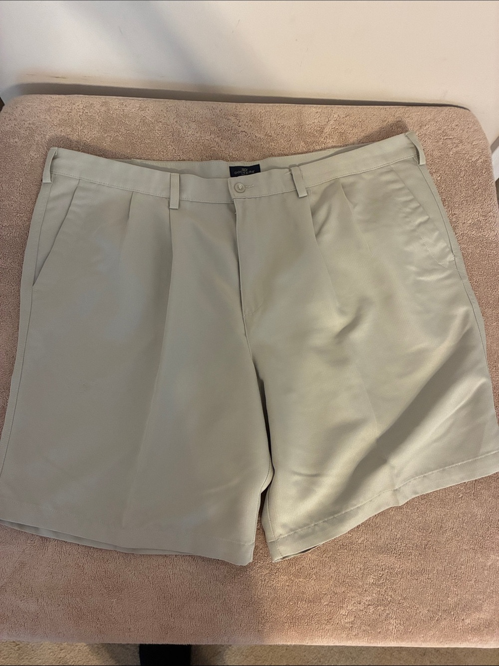 Men's size 44 Dockers Flat Front Shorts‎ in Light Khaki - Classic Summer Style